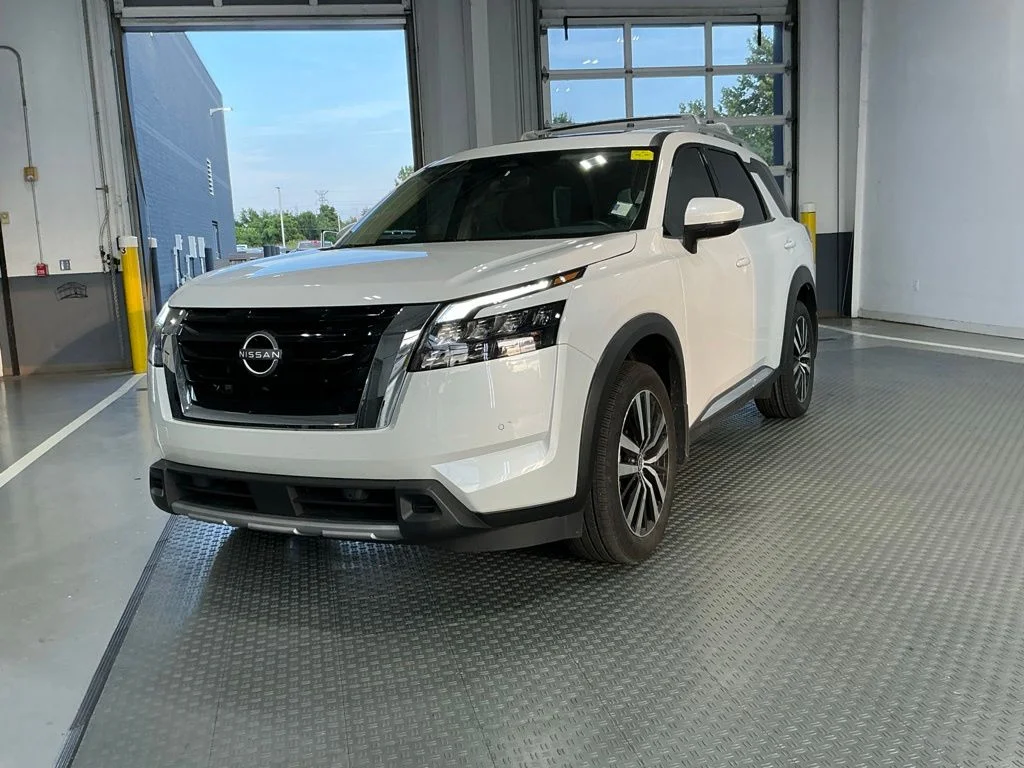 Certified Used 2025 Everest White Pearl Tricoat Nissan Platinum image 2