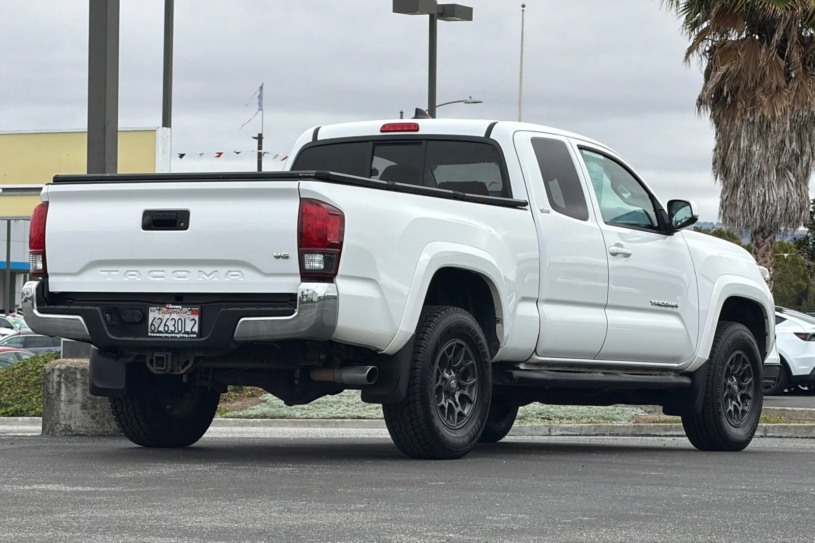Used 2018 White Toyota SR5 image 4