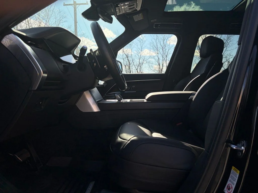 New 2025 Santorini Black Land Rover SE image 11