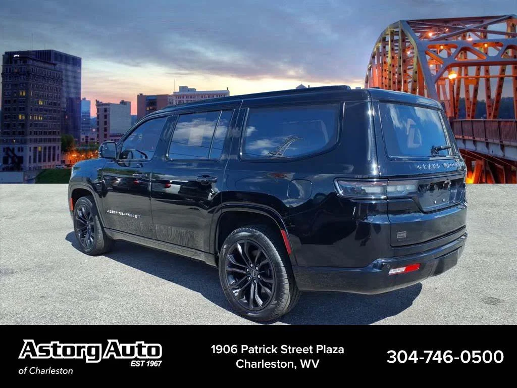 Used 2023 Diamond Black Crystal Pearlcoat Jeep Series II Obsidian image 5