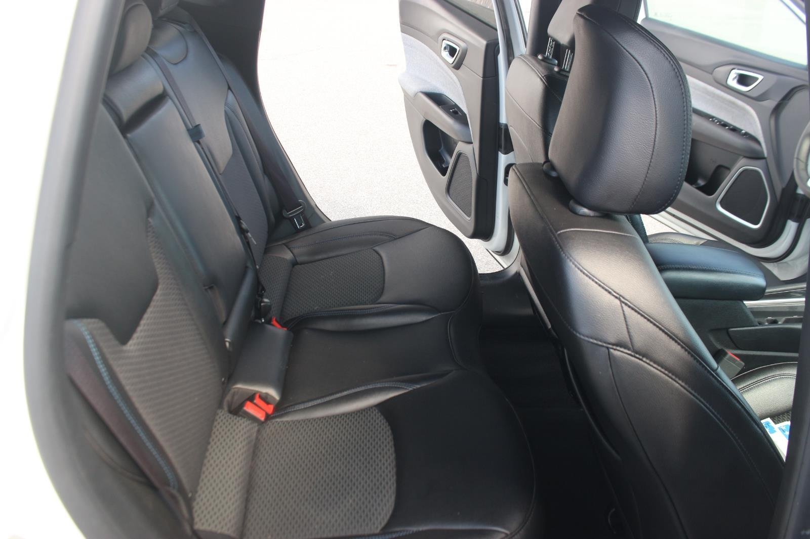 Used 2024 White Jeep Latitude image 34