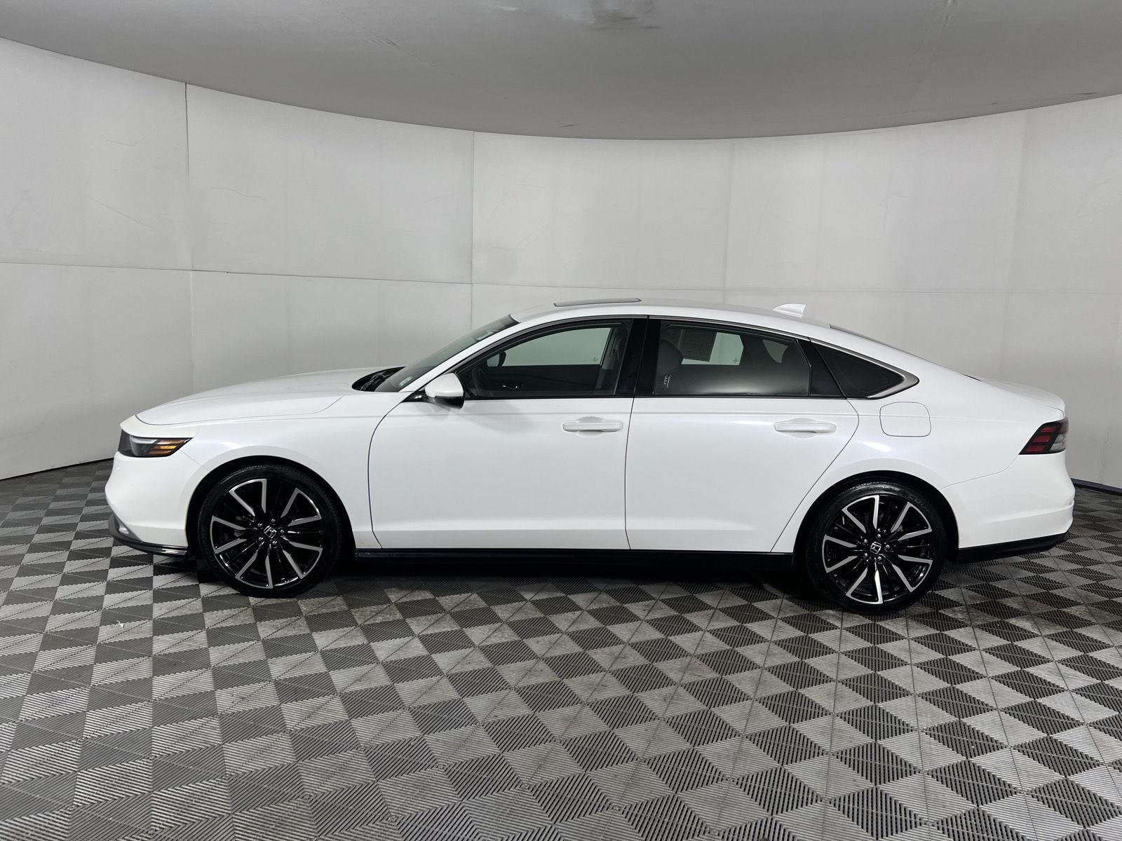 Used 2023 Platinum White Pearl Honda Touring image 19