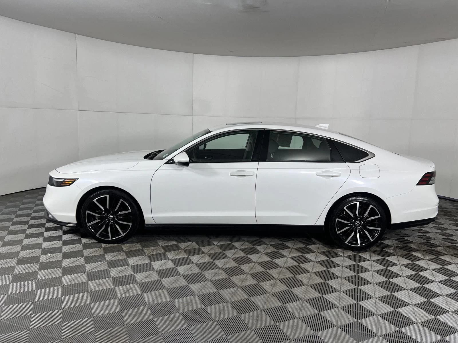 Used 2023 Platinum White Pearl Honda Touring image 19