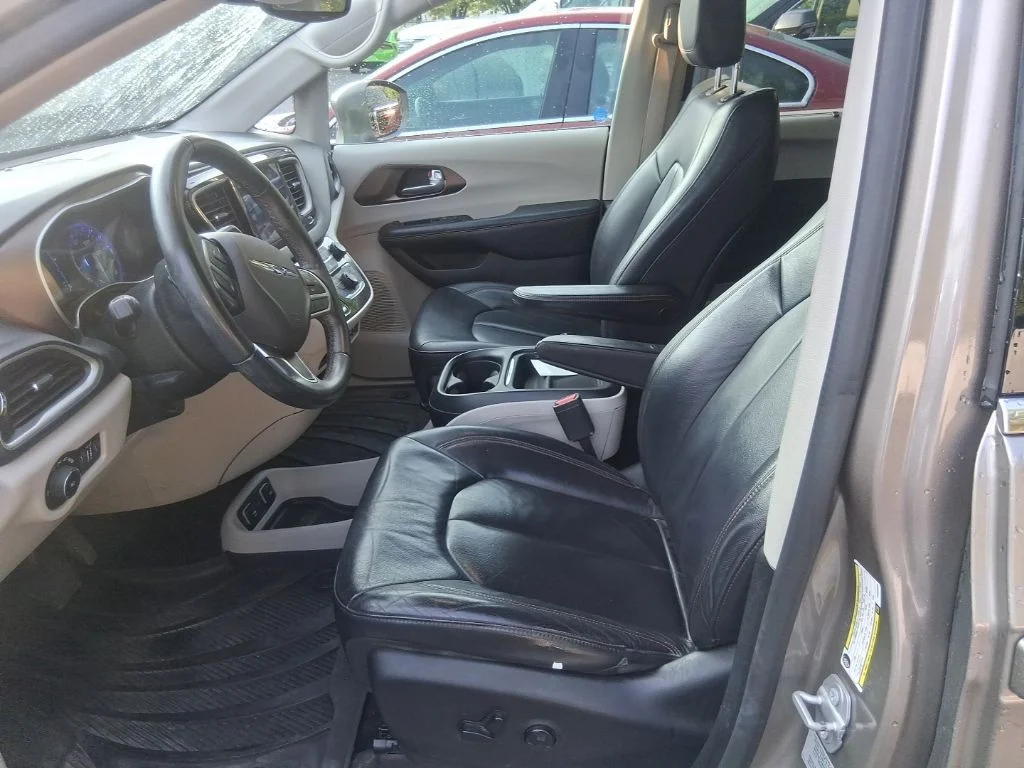 Used 2017 Silver Chrysler Touring L image 10