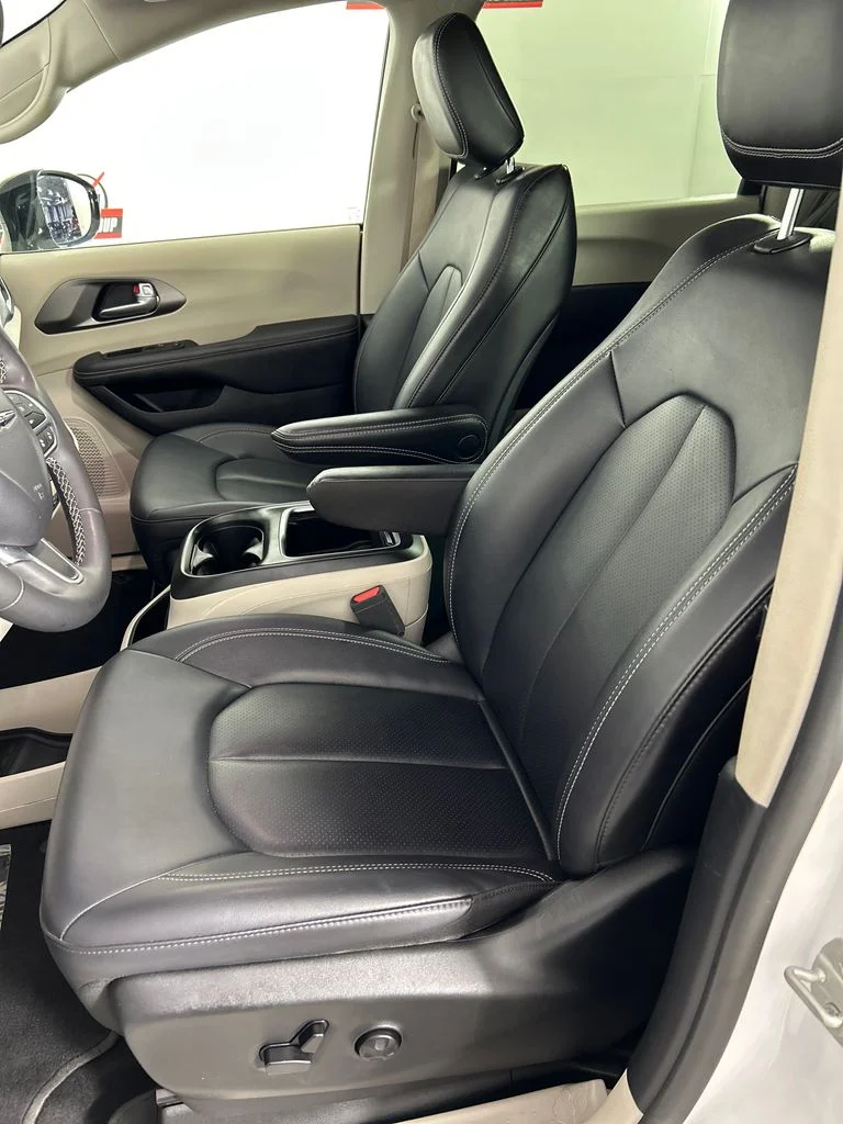 Used 2024 White Chrysler Select image 12