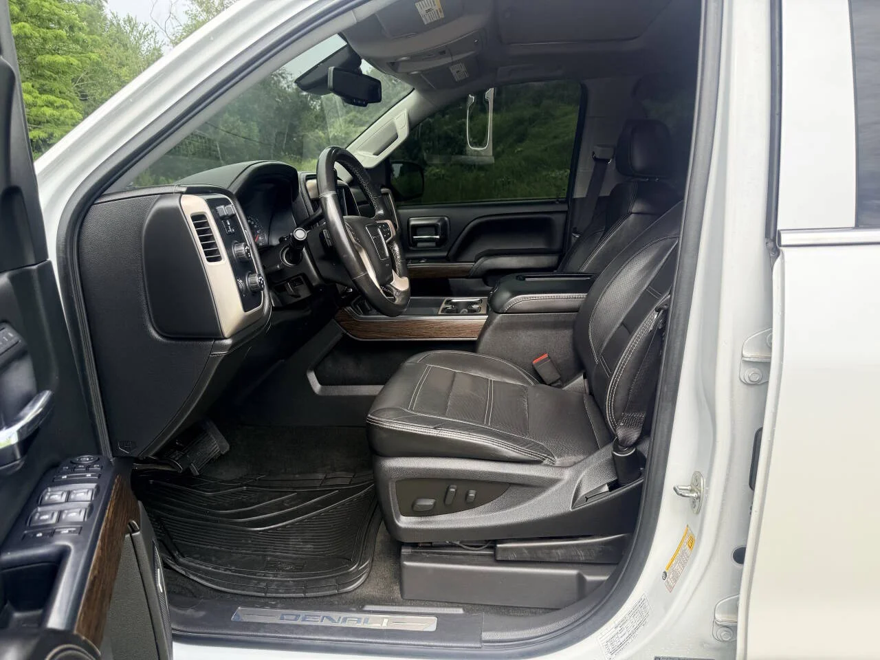 Used 2018 White GMC Denali 4x4 4dr Crew Cab 5.8 ft. SB image 14