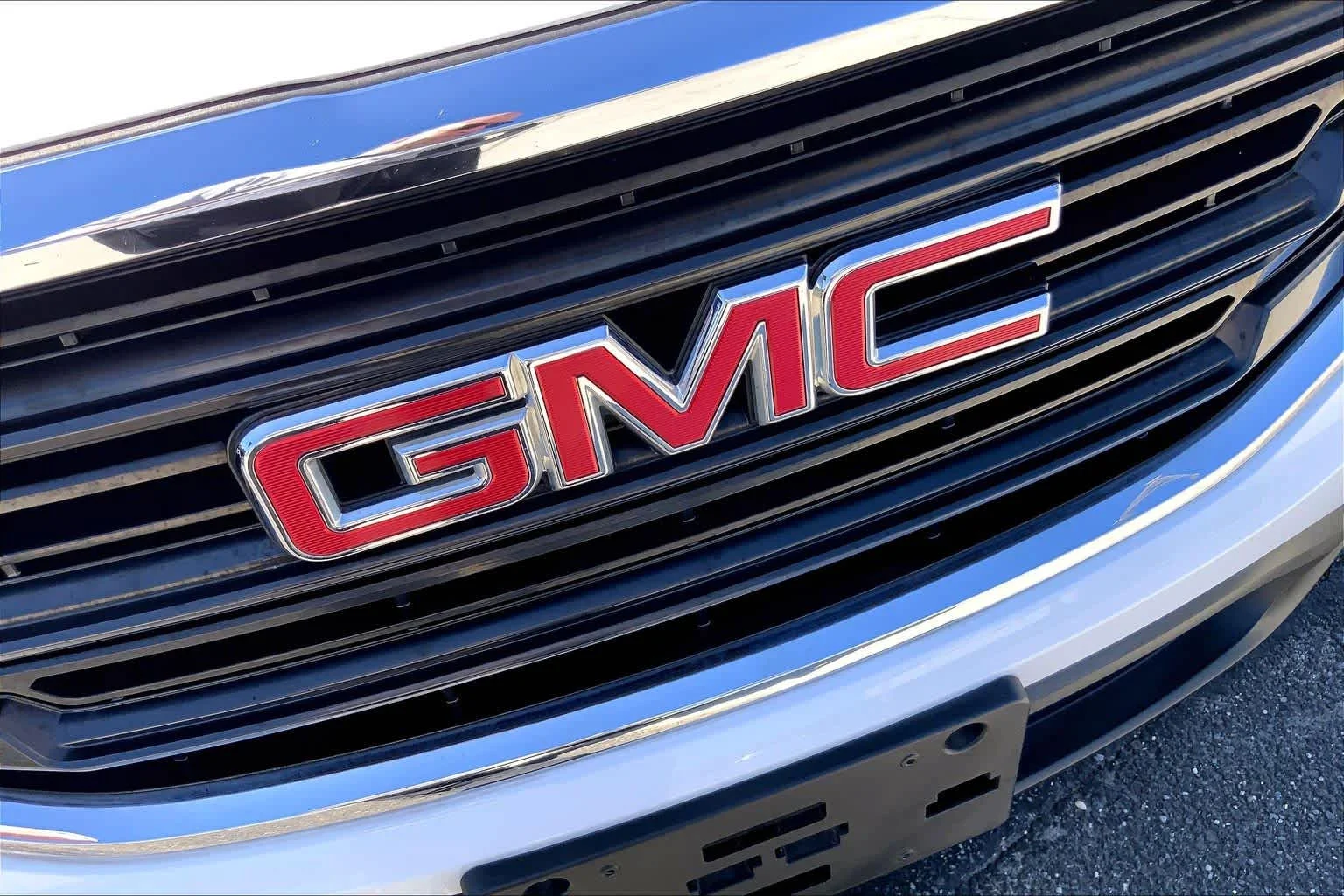 Used 2019 Summit White GMC SLE image 31