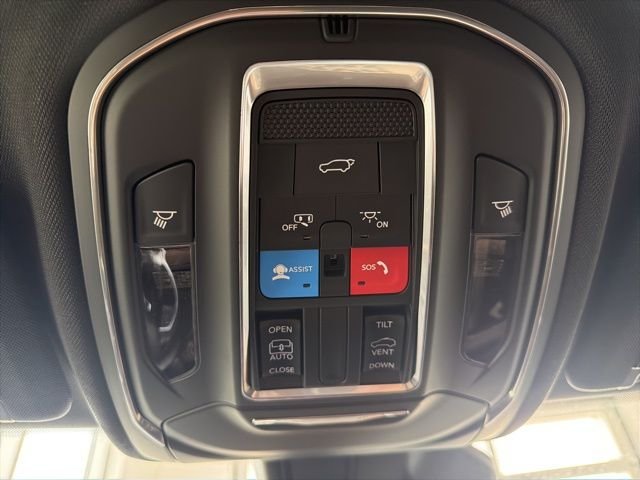 New 2026 Bright White Clear-Coat Exterior Paint Jeep Laredo image 30