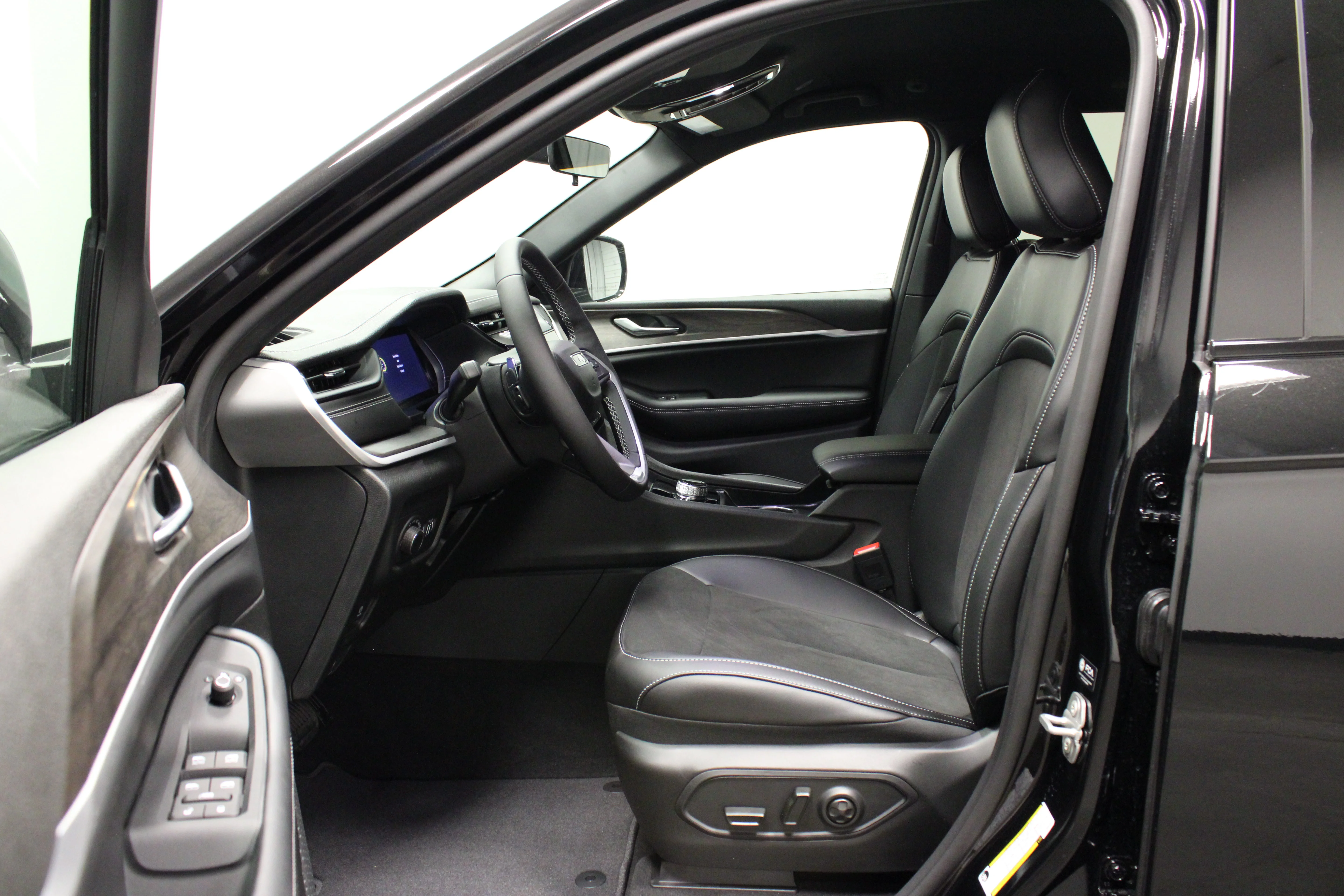 New 2026 Diamond Black Crystal Pearlcoat Jeep Laredo Altitude image 17