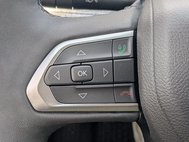 Used 2023 Red Jeep Latitude image 25