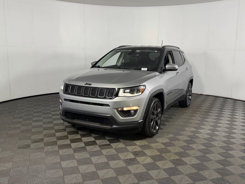 Used 2019 Silver Jeep Limited image 3
