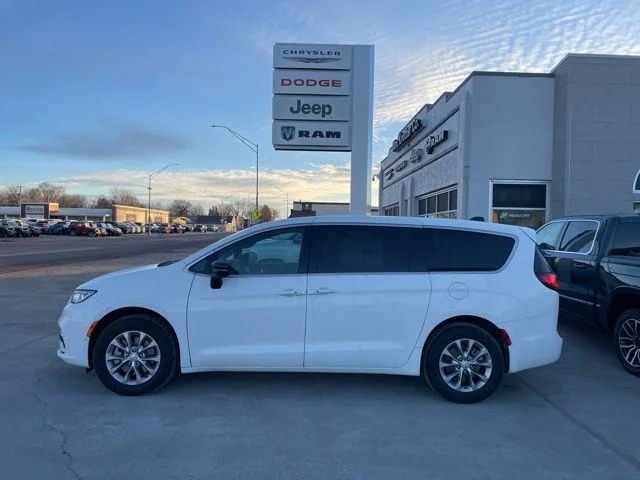 2026 Chrysler Pacifica Select AWD's photo