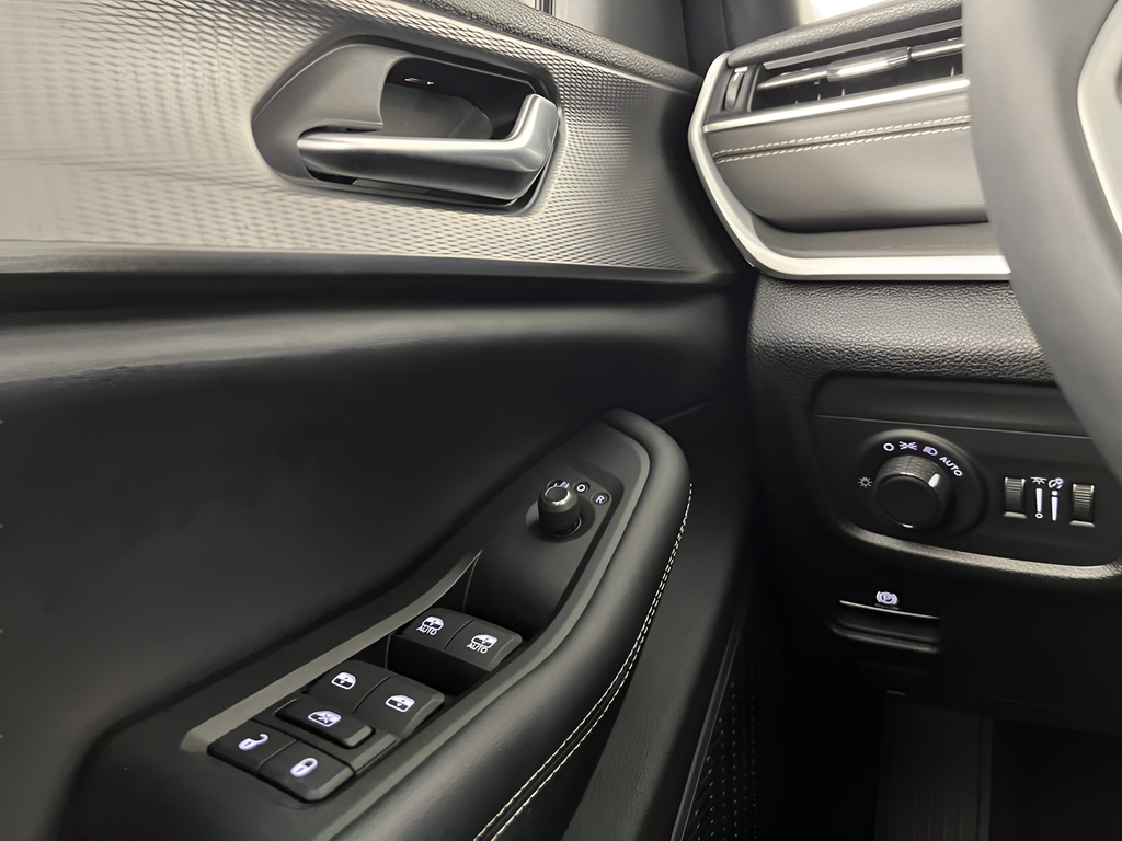 Used 2023 Black Jeep Altitude X image 32
