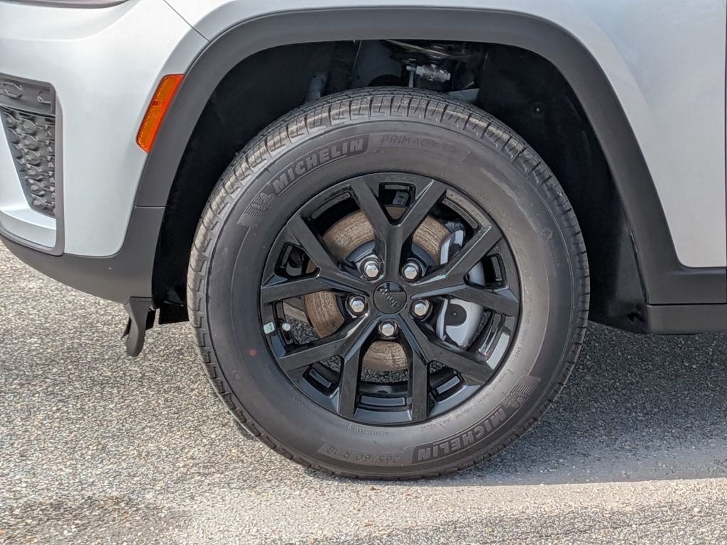 New 2026 Silver Zynith Exterior Paint Jeep Altitude image 11