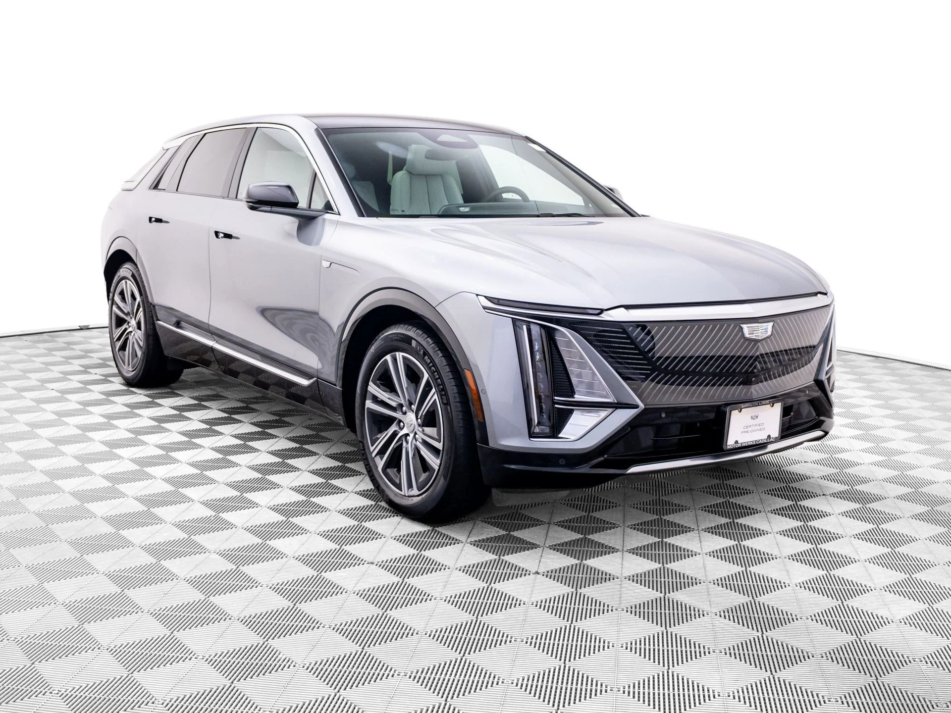 Used 2024 Silver Cadillac Luxury image 9