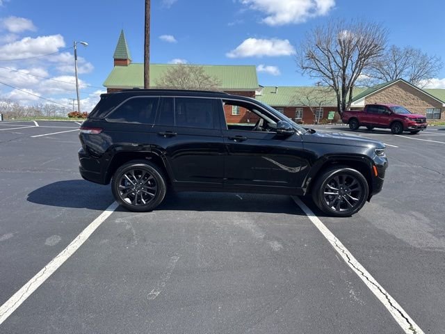 New 2026 Diamond Black Crystal Pearl-Coat Exterior Paint Jeep Limited Reserve image 8
