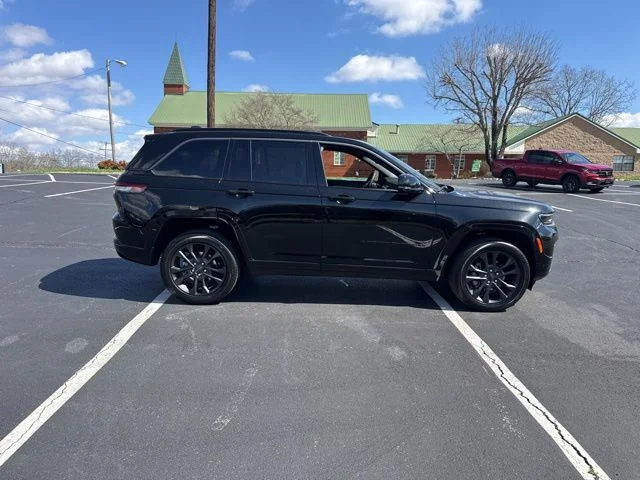 New 2026 Diamond Black Crystal Pearl-Coat Exterior Paint Jeep Limited Reserve image 8