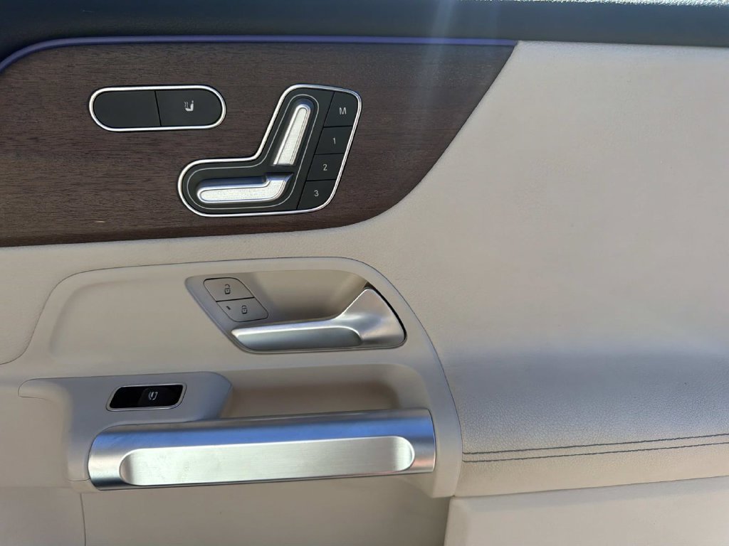 Used 2023  Mercedes-Benz GLB 250 image 15