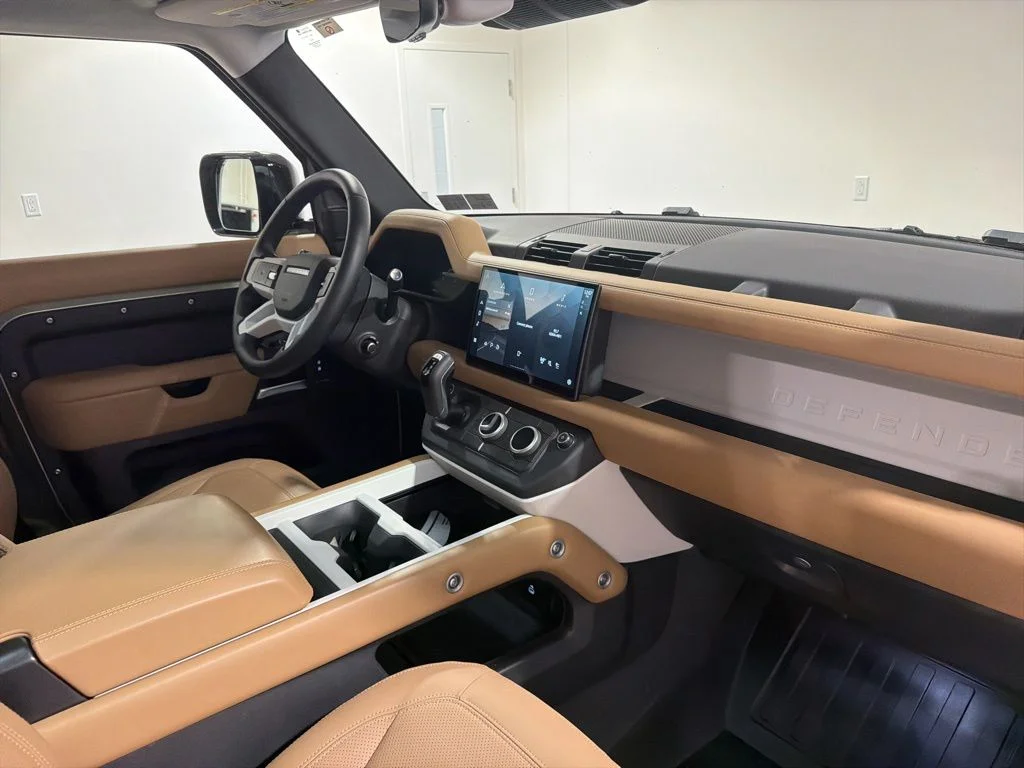 Used 2025 Pangea Green Metallic Land Rover S image 24