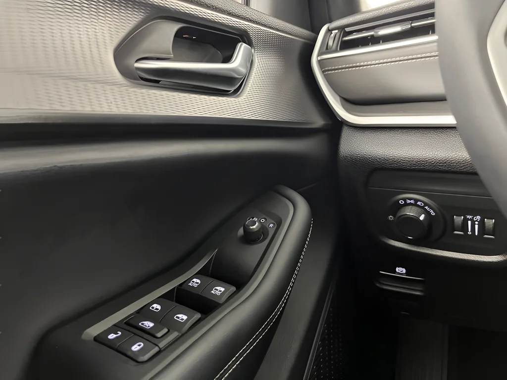 Used 2023 Black Jeep Altitude X image 32