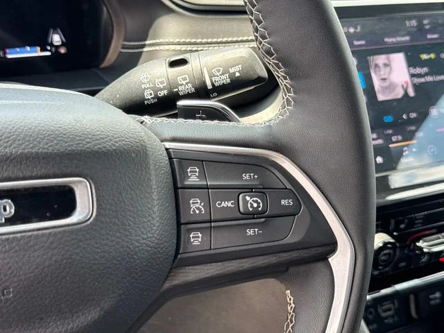Used 2023 White Jeep Altitude image 34