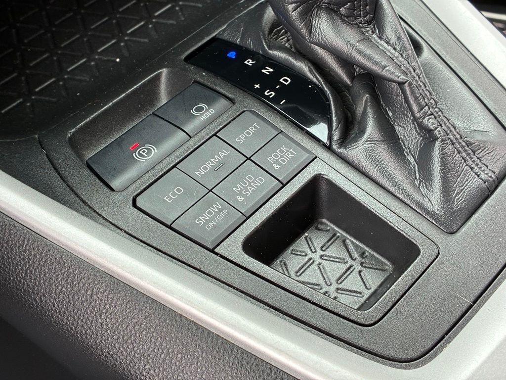 Used 2020 White Toyota XLE image 22