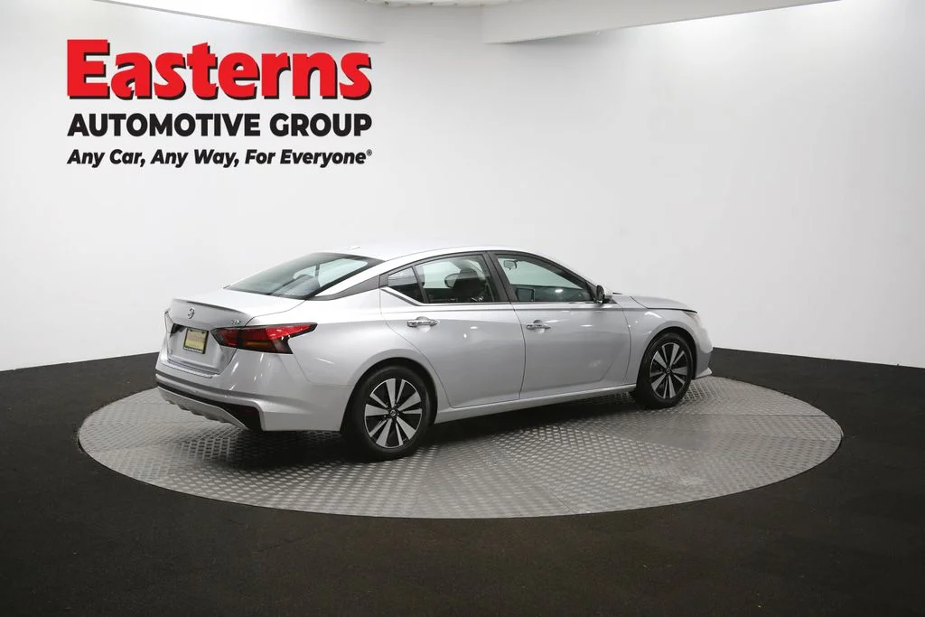 Used 2022 Silver Nissan 2.5 SV image 40