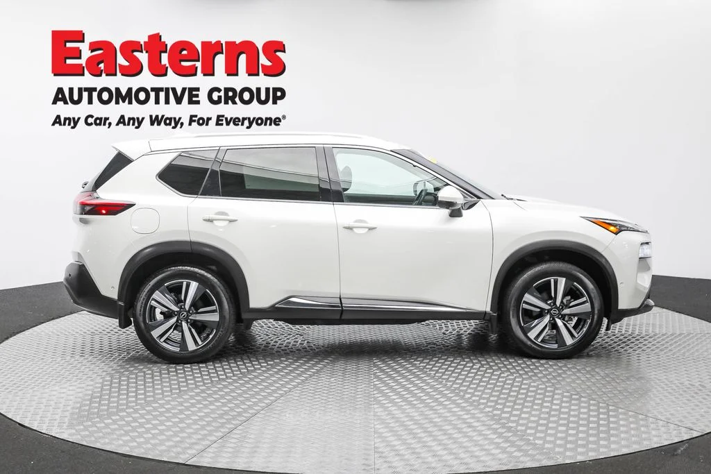 Used 2022 White Nissan SL image 4