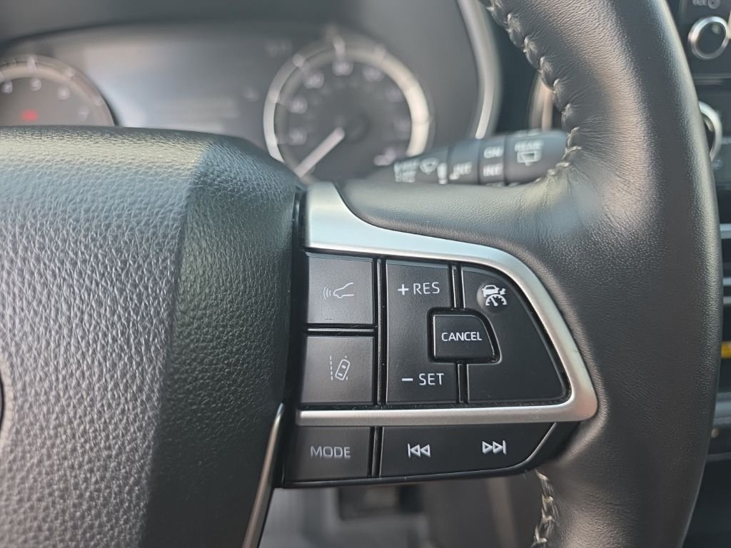 Used 2025  Toyota XLE image 19