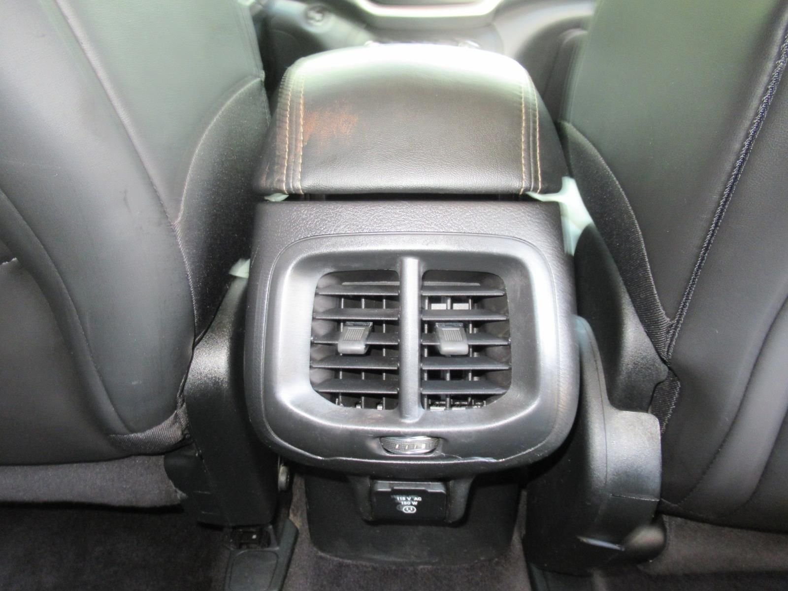 Used 2018 White Jeep Latitude Plus image 35