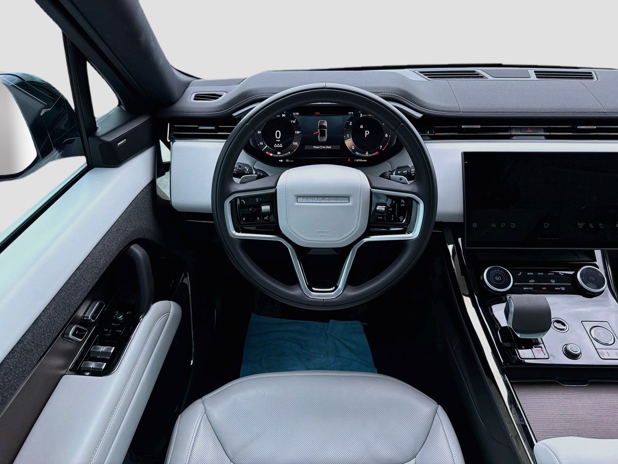 Used 2023 White Land Rover SE image 18