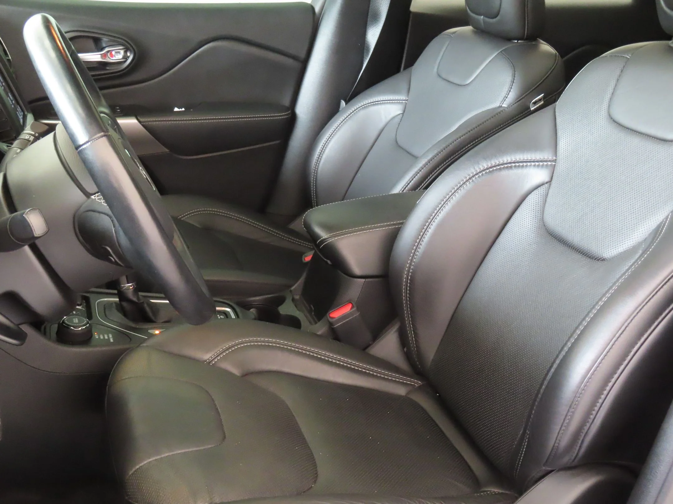 Used 2021 Red Jeep Latitude Lux image 11
