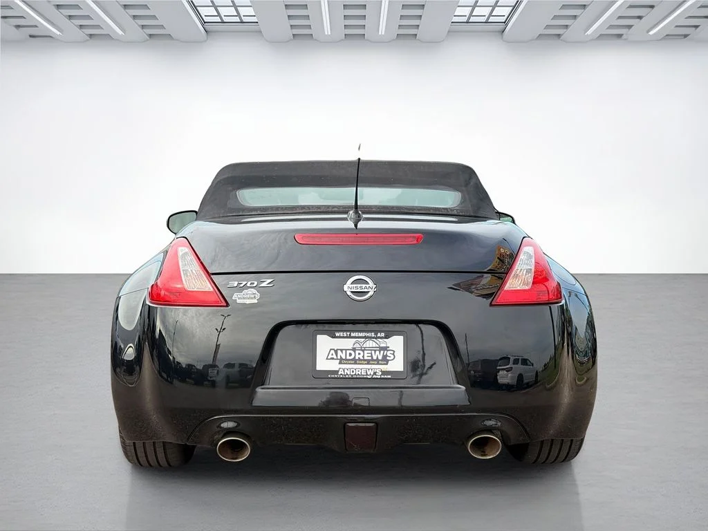 Used 2011 Magnetic Black Metallic Nissan Touring image 8