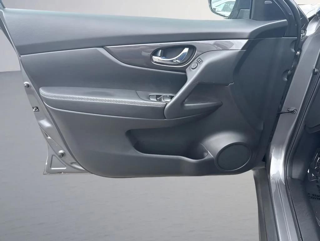 Used 2018  Nissan SV image 25