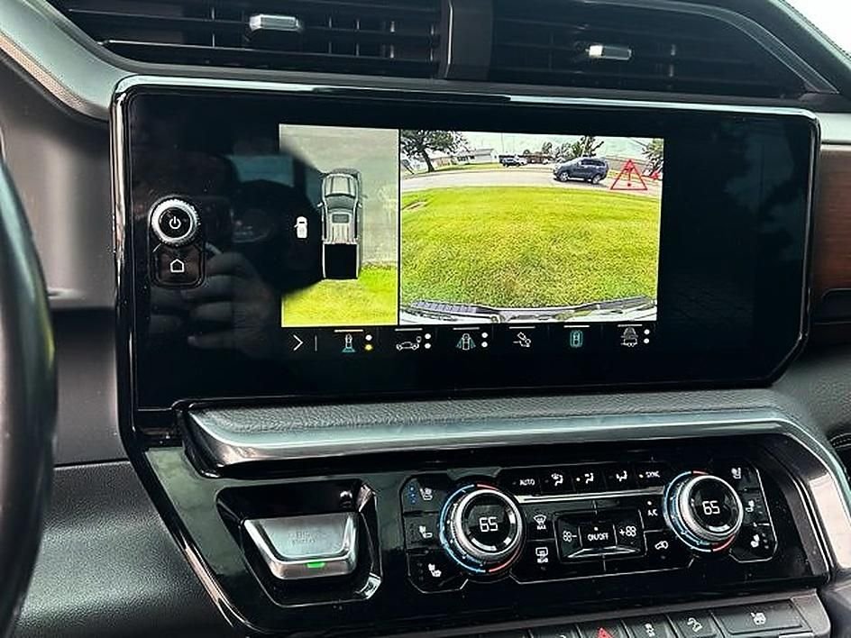 Used 2022 White GMC Denali image 12
