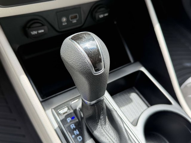 Used 2017 Molten Silver Hyundai SE image 27