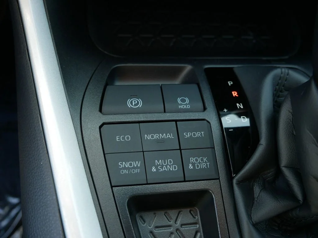 Certified Used 2025  Toyota XLE image 22