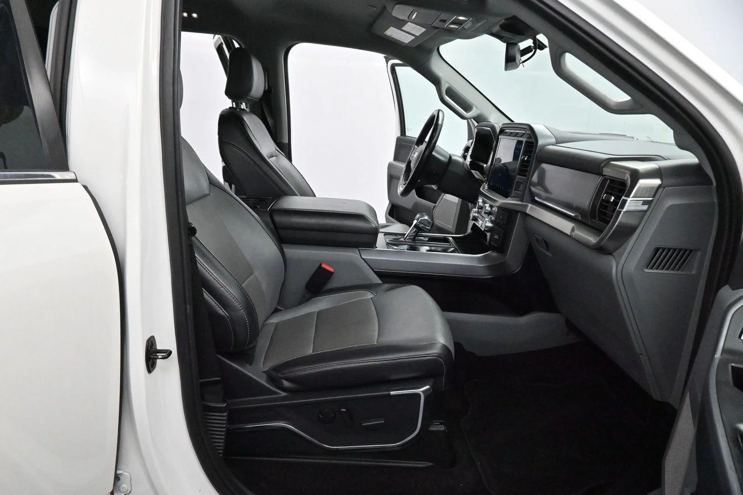 Used 2023  Ford LARIAT image 31