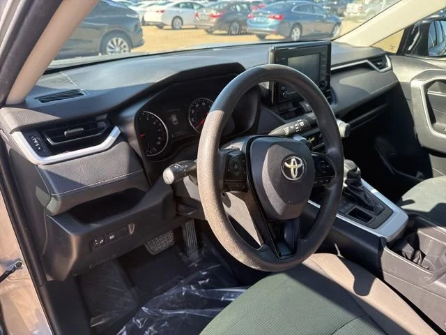 2019 Toyota RAV4 LE - Photo 14