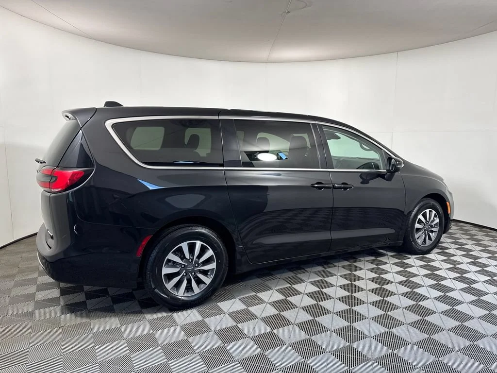 Used 2023 Black Chrysler Touring L image 9