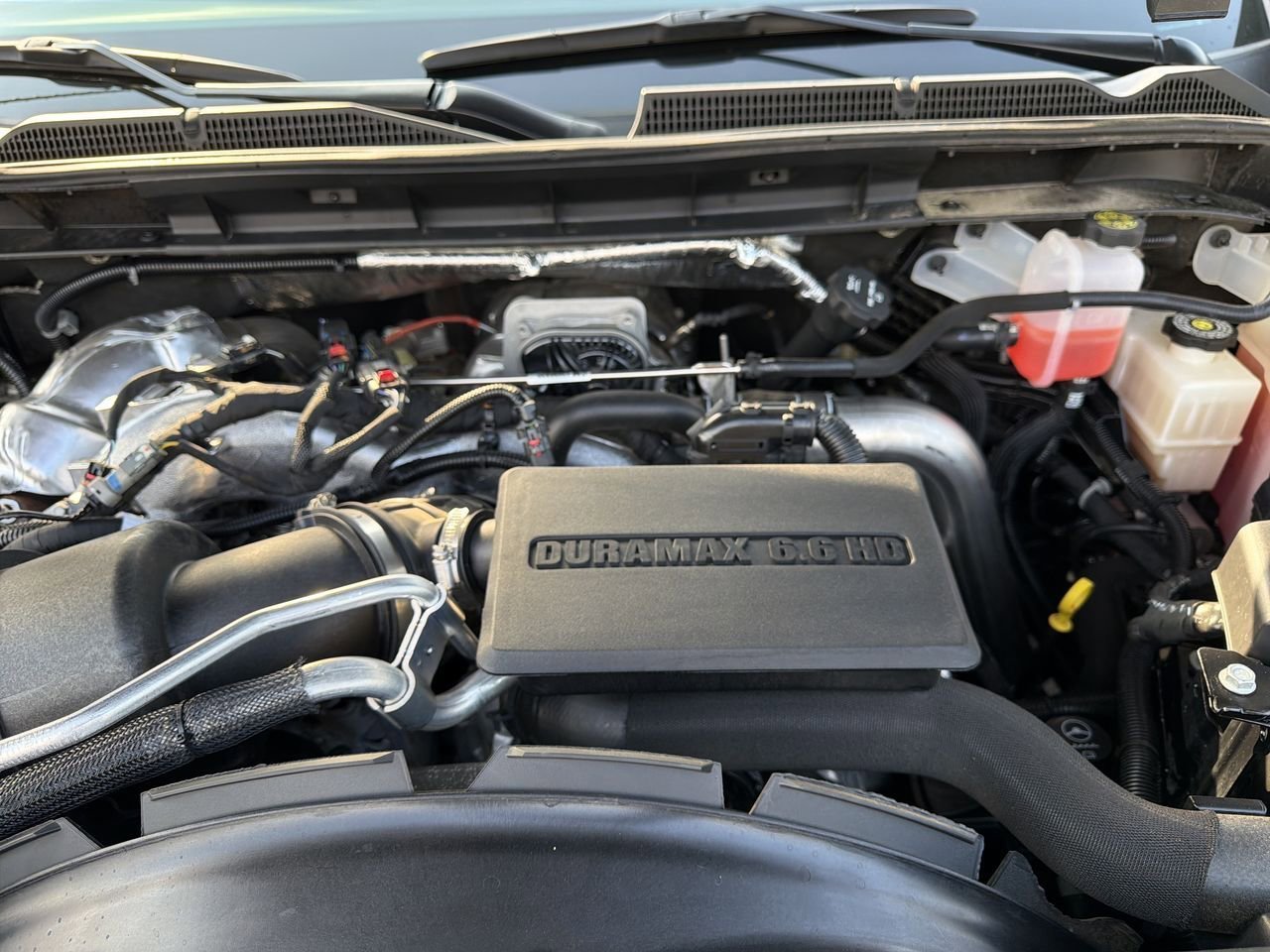 Used 2025 White Frost Tricoat GMC Denali Ultimate image 25