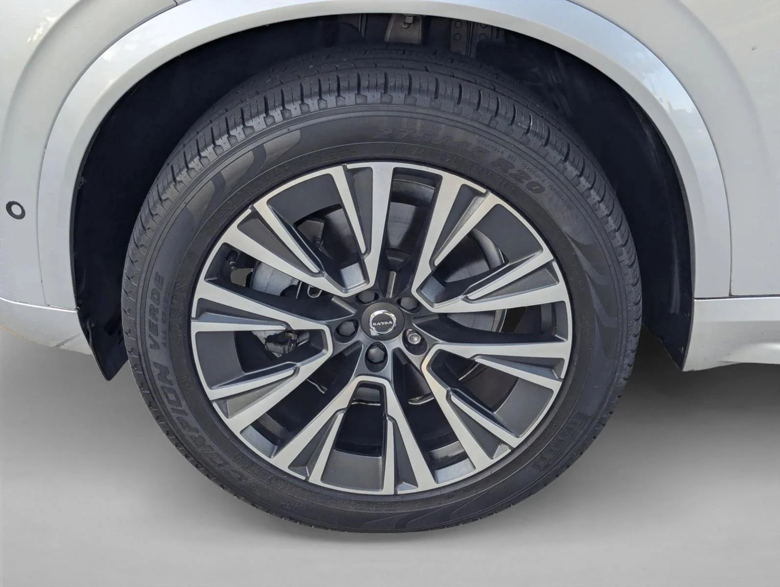 Used 2020 Bright Silver Metallic Volvo Momentum image 24