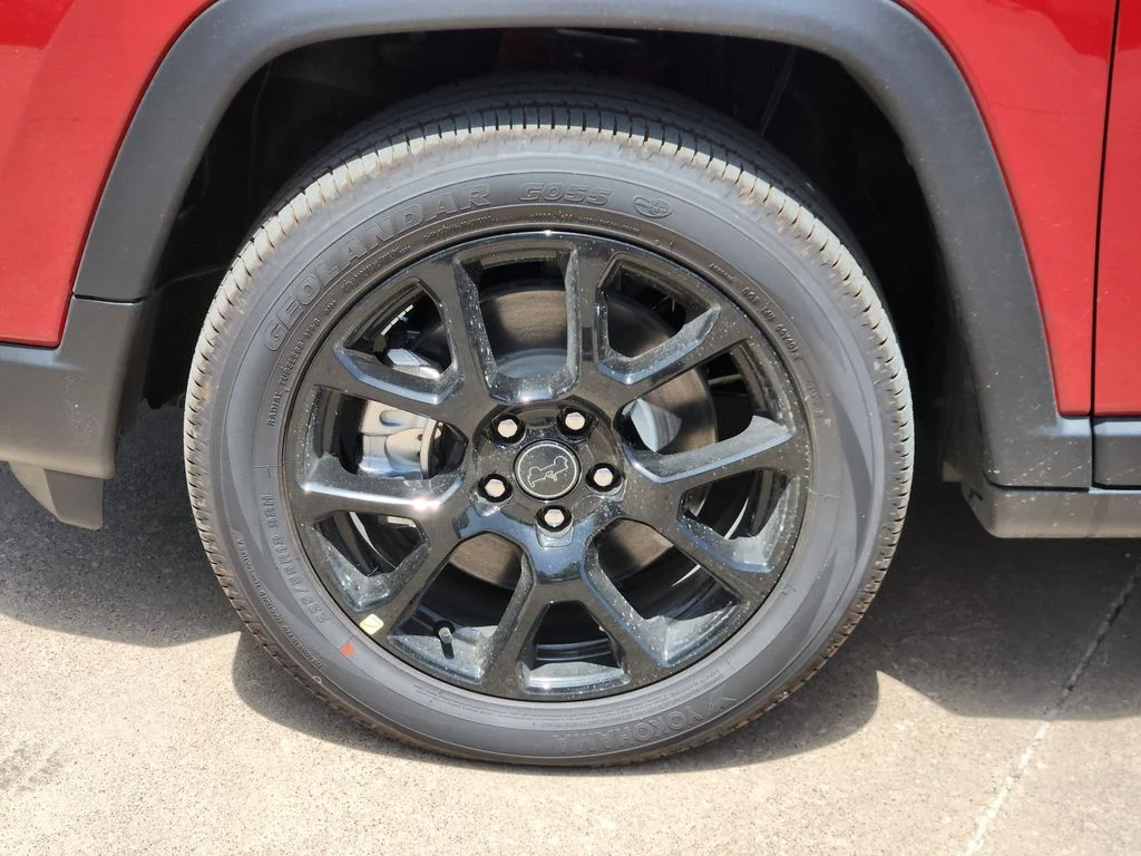 New 2026 Red Hot Pearlcoat Jeep Latitude image 7