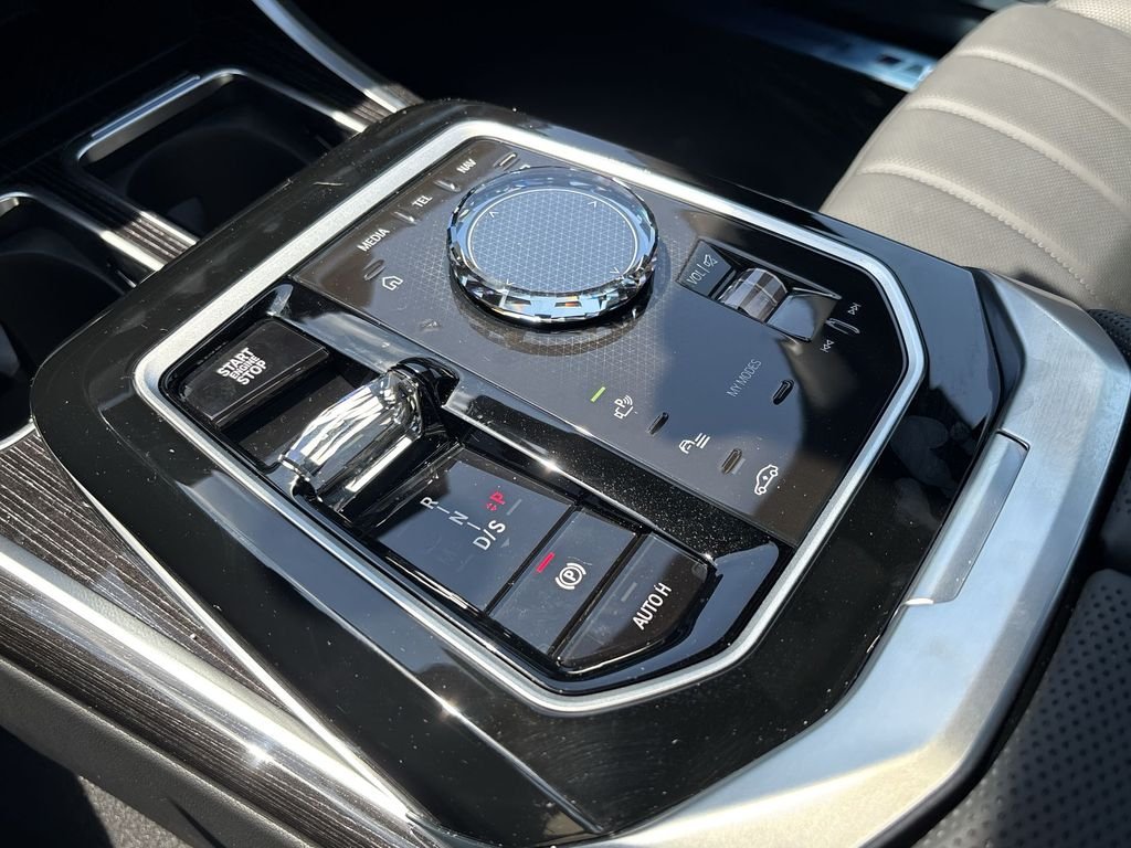 New 2026 Carbon Black Metallic BMW 750e xDrive image 23