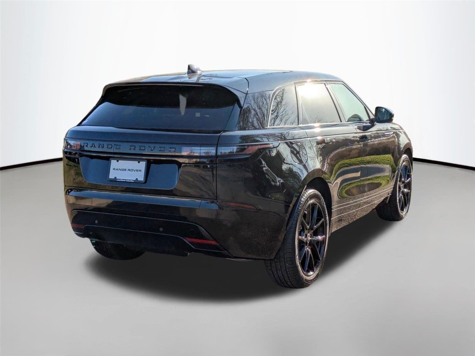 Used 2026 Santorini Black Metallic Land Rover Dynamic SE image 5