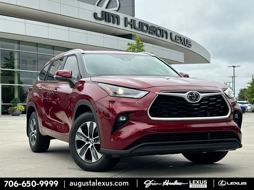 Pearl 2026 Toyota Highlander XLE AWD SUV / Crossover All-Wheel Drive