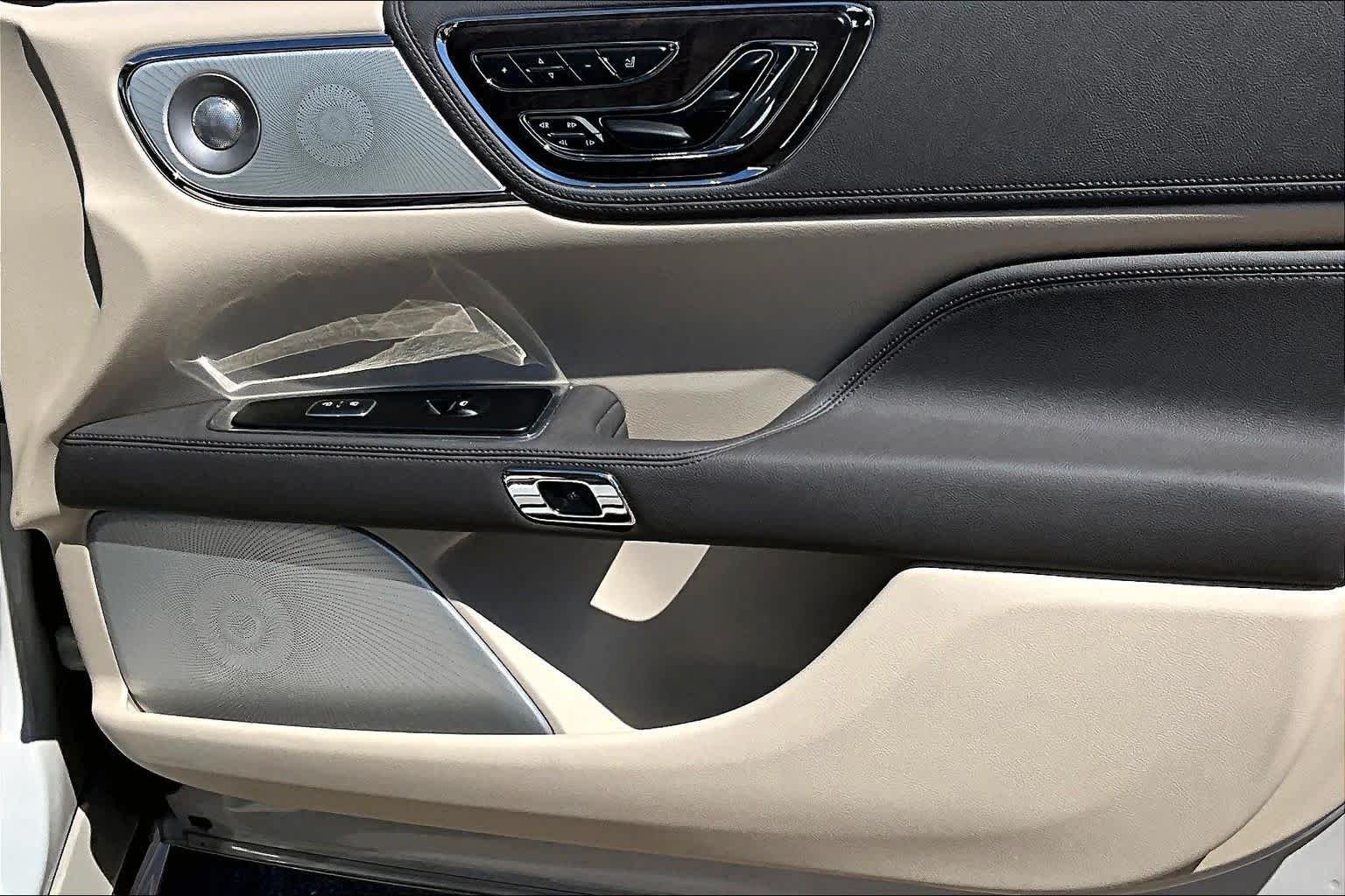 Used 2019 Ceramic Pearl Metallic Lincoln Reserve image 20