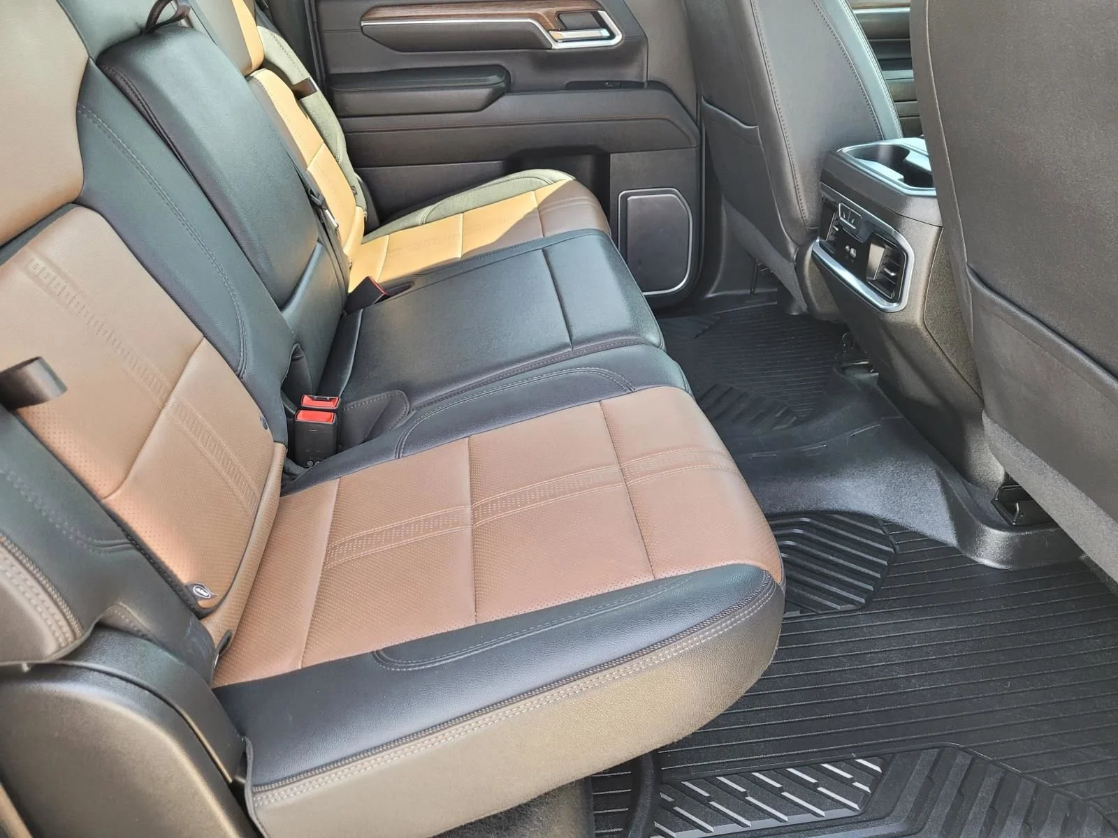 Used 2024 Iridescent Pearl Tricoat Chevrolet High Country image 15