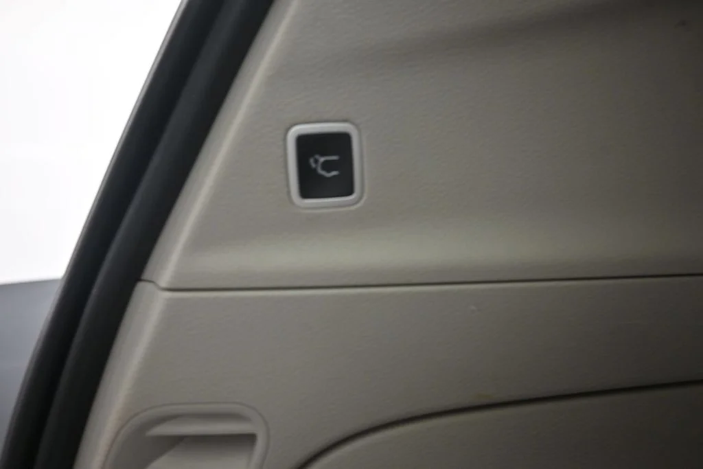 Certified Used 2024 White/off-white Chrysler Touring L image 14