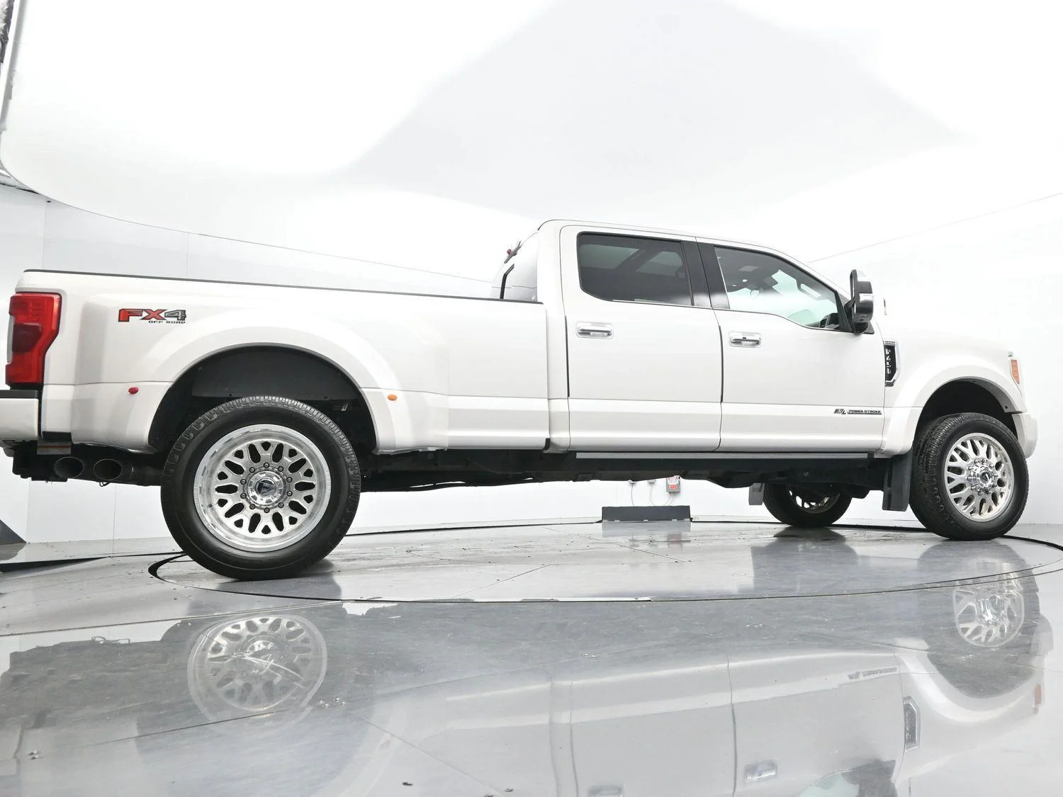 Used 2019 White Platinum Metallic Tri-Coat Ford Platinum image 56
